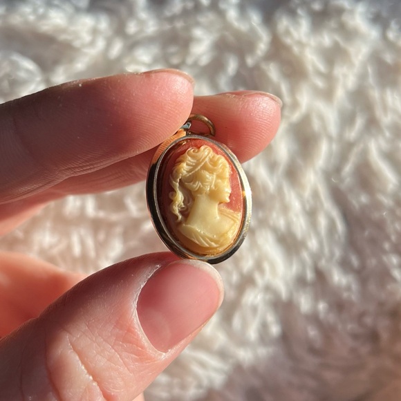 cameo Jewelry - Vintage Cameo Pendant